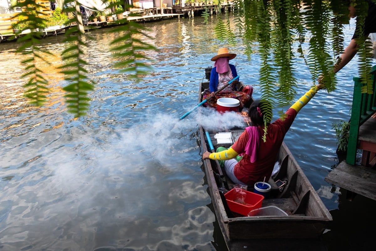 Barbecue chicken sellers on a boat on Bang Luang Canal serve people.
