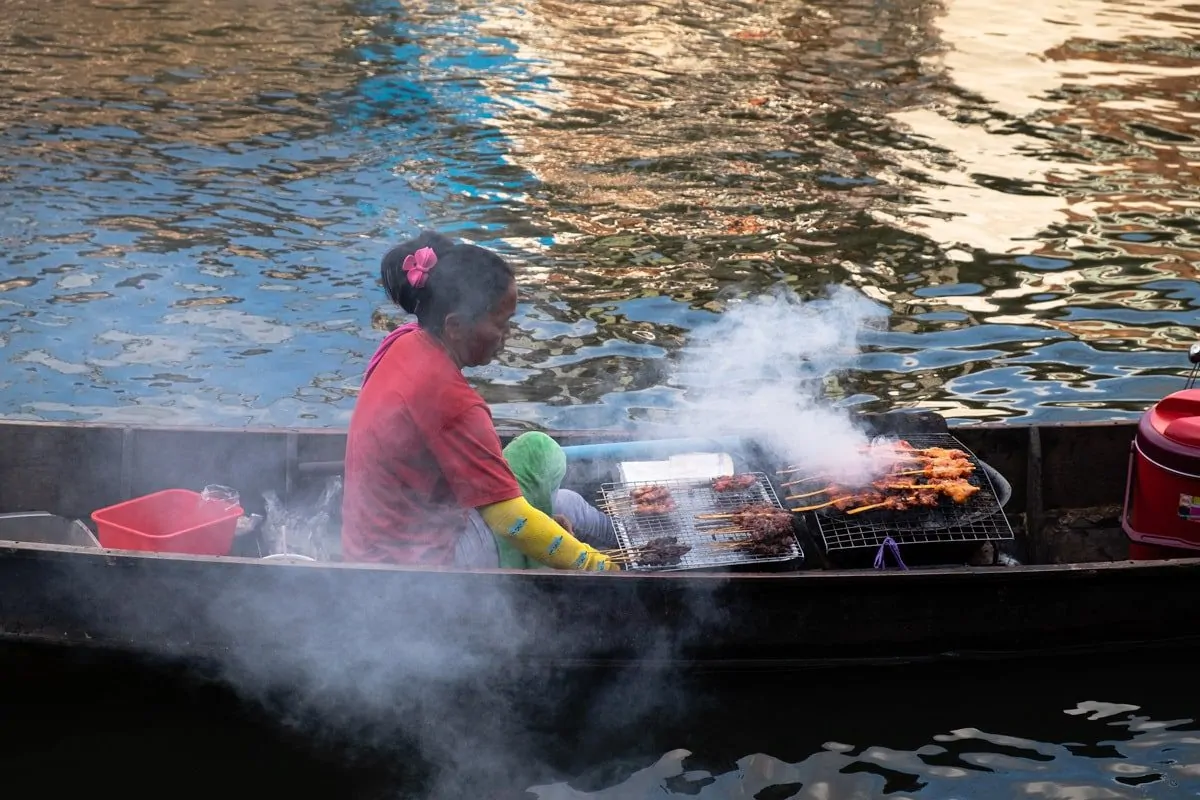 Barbecue chicken seller on a boat on Bang Luang Canal.