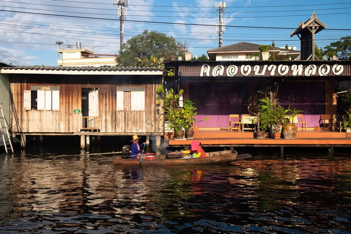 Barbecue chicken sellers on a boat.