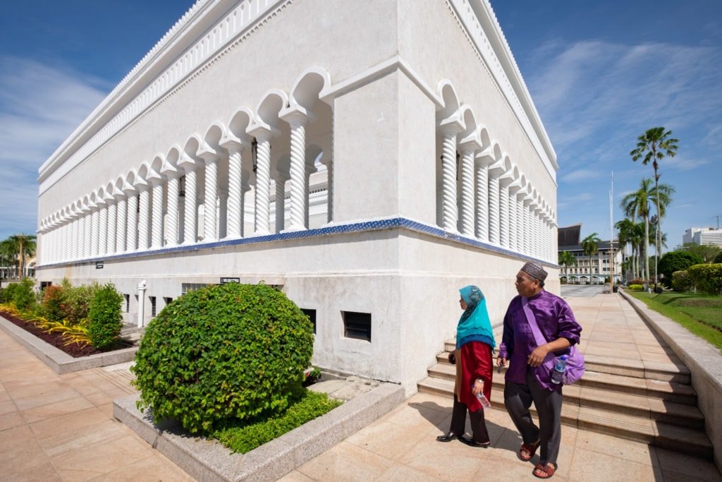 Followers of Islam visit the Sultan Omar Ali Saifuddien Mosque. Bandar Seri Begawan, Brunei.