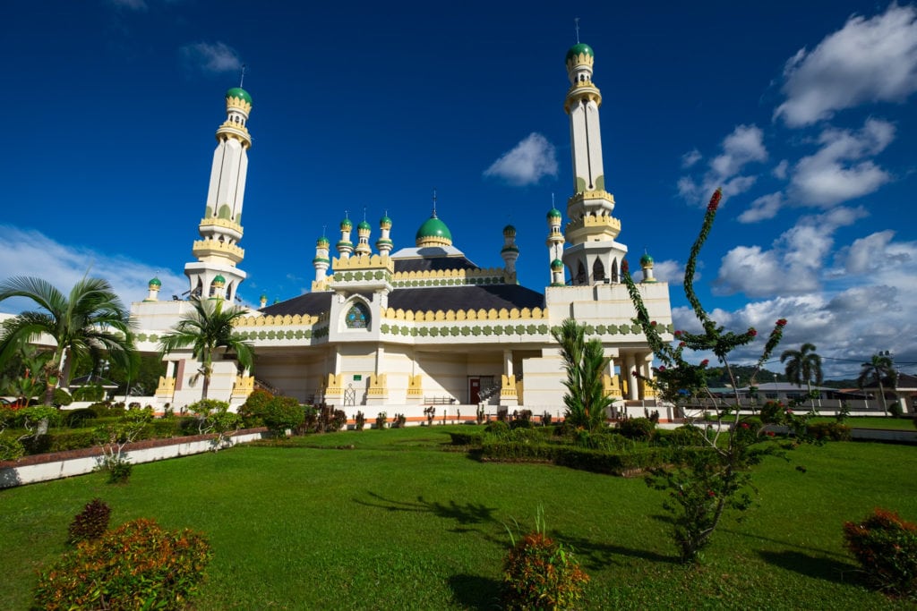 Masjid Duli Pengiran Mosque, next to Kampong Ayer (Waterfront) on the Brunei River. Bandar Seri Begawan, Brunei.