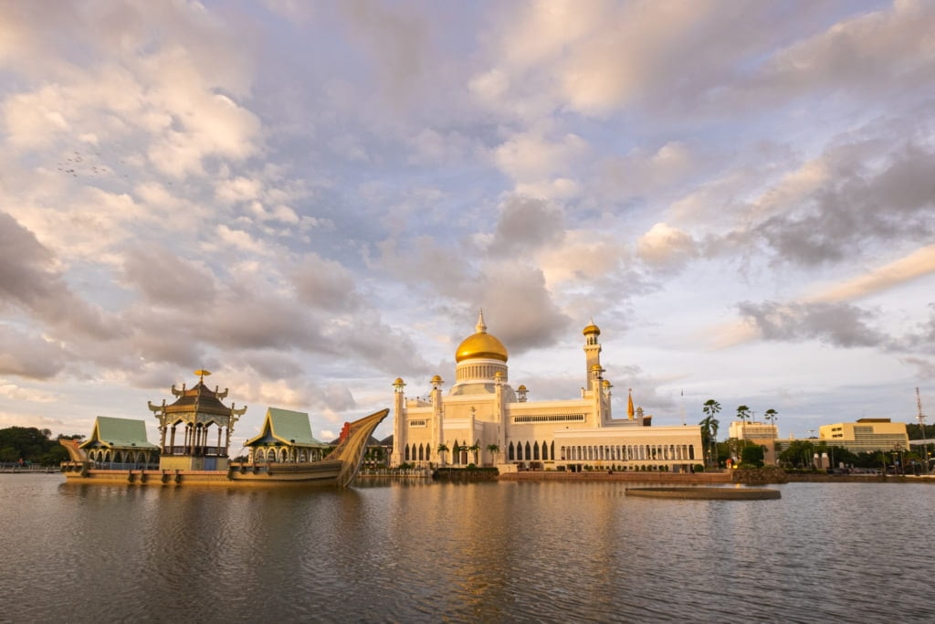 Afternoon shot of the Sultan Omar Ali Saifuddien Mosque, the royal Islamic mosque located in Bandar Seri Begawan, the capital of the Sultanate of Brunei.