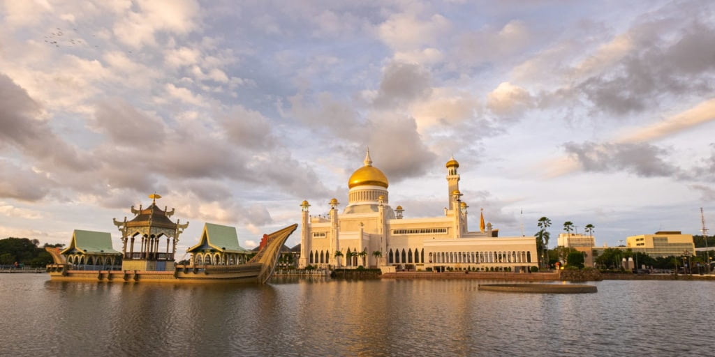 Travel photos of Brunei. Afternoon shot of the Sultan Omar Ali Saifuddien Mosque, the royal Islamic mosque located in Bandar Seri Begawan, the capital of the Sultanate of Brunei.